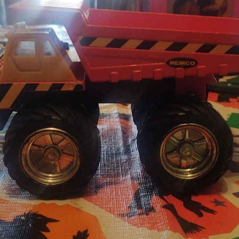 Remco CAT Dump Truck w/ chrome wheels -1988- 7 1/2" long.*